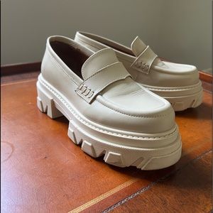 Alohas trailblazer loafer. Ivory. Size 36.